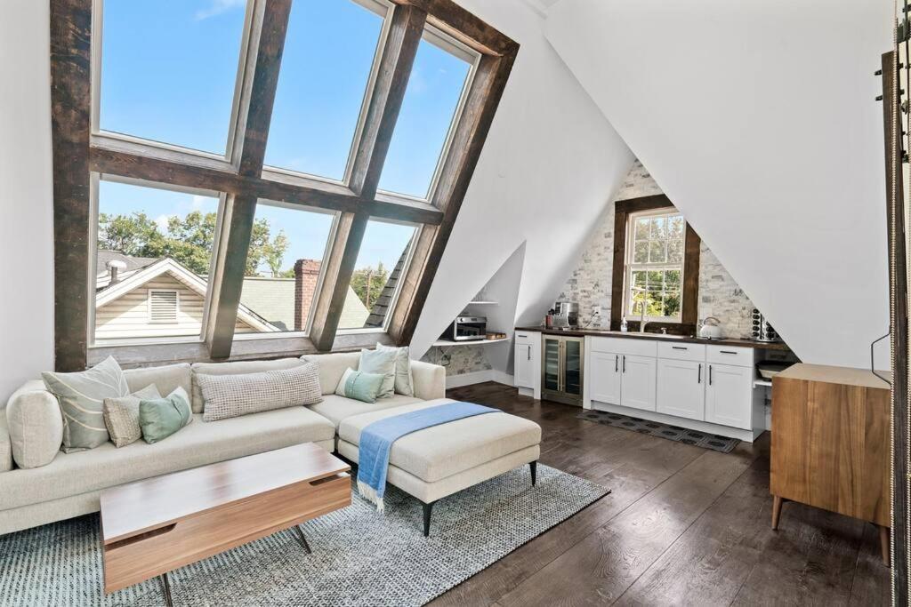 Apartment Luxury Escape In Dc, With A Private Deck! Parking Included Washington