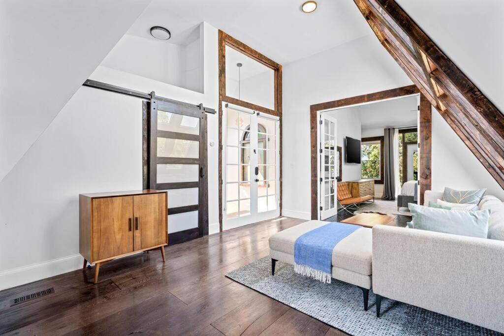 Luxury Escape In Dc, With A Private Deck! Parking Included