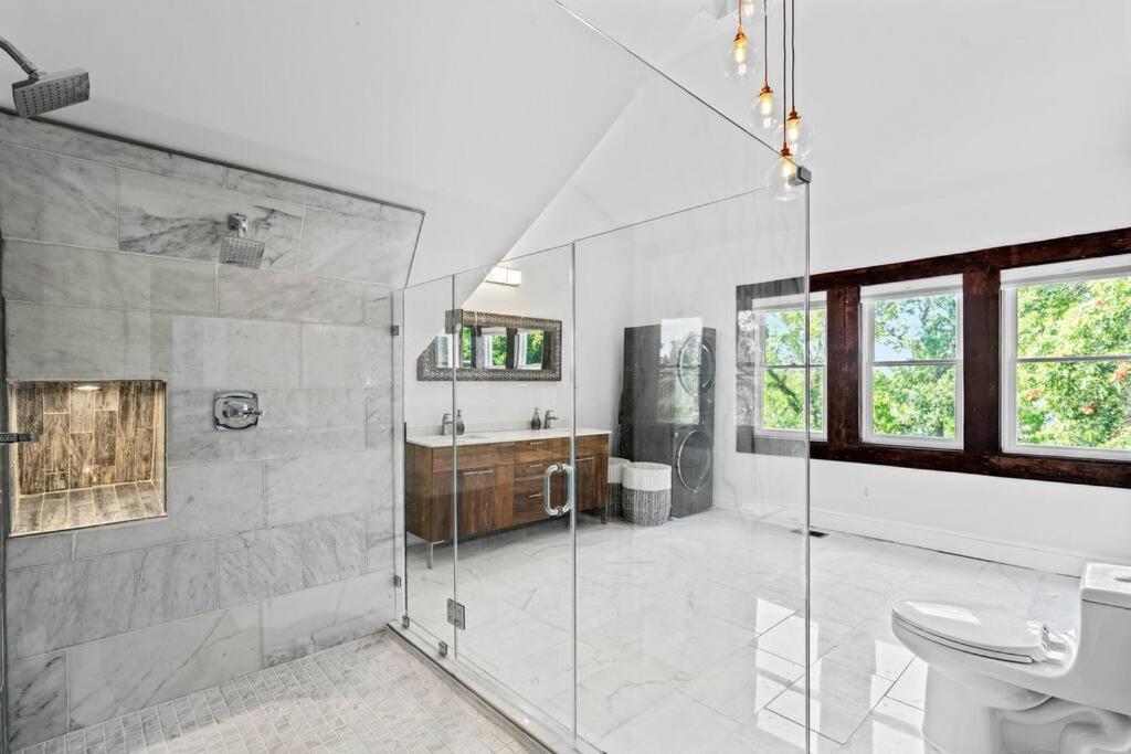 Luxury Escape In Dc, With A Private Deck! Parking Included
