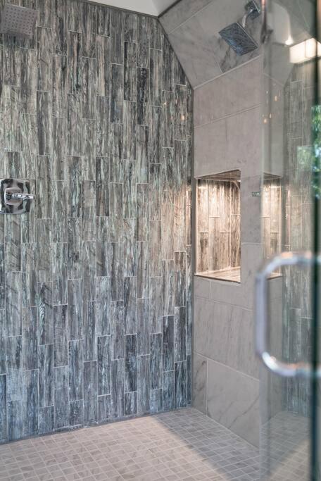 Luxury Escape In Dc, With A Private Deck! Parking Included Apartment