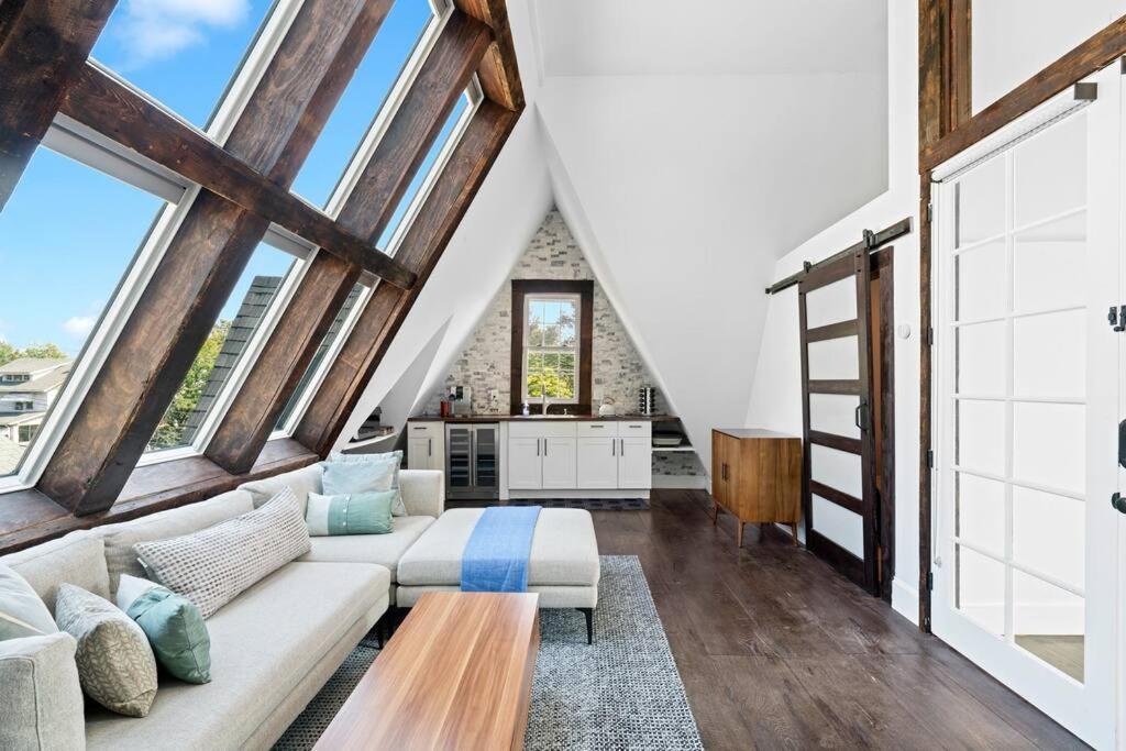 Luxury Escape In Dc, With A Private Deck! Parking Included