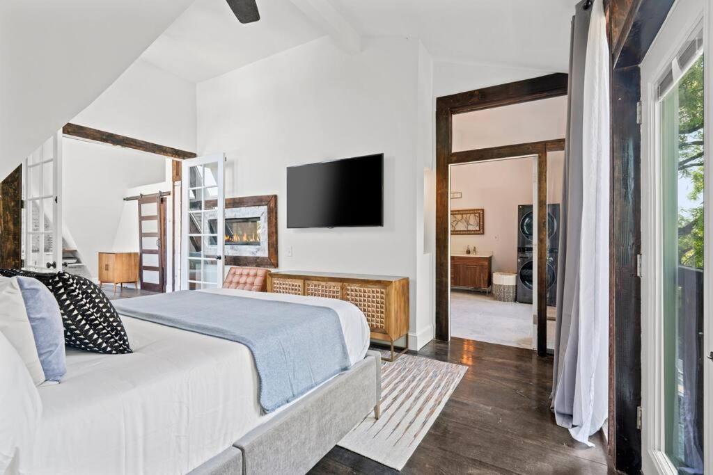 Luxury Escape In Dc, With A Private Deck! Parking Included Apartment