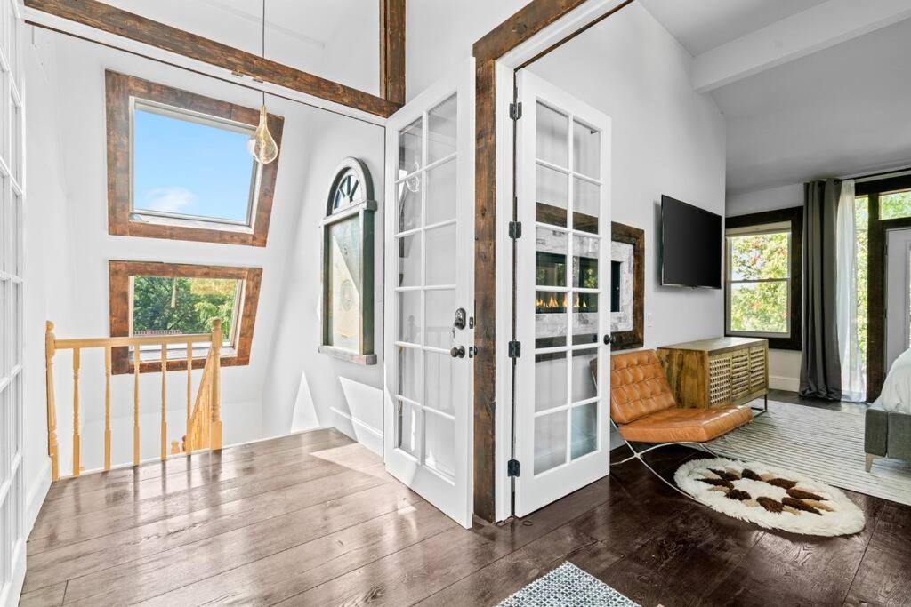 Luxury Escape In Dc, With A Private Deck! Parking Included