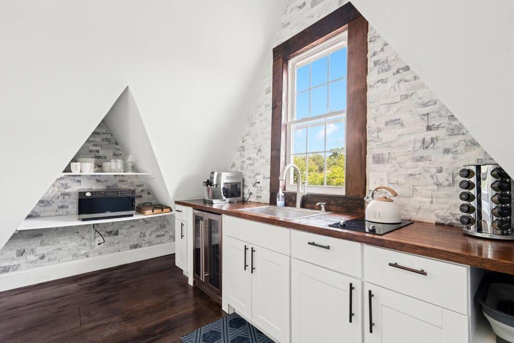Luxury Escape In Dc, With A Private Deck! Parking Included Washington